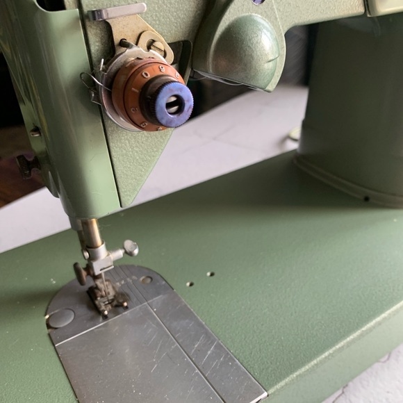 Vintage Spartan Singer Sewing Machine - Picture 6 of 10